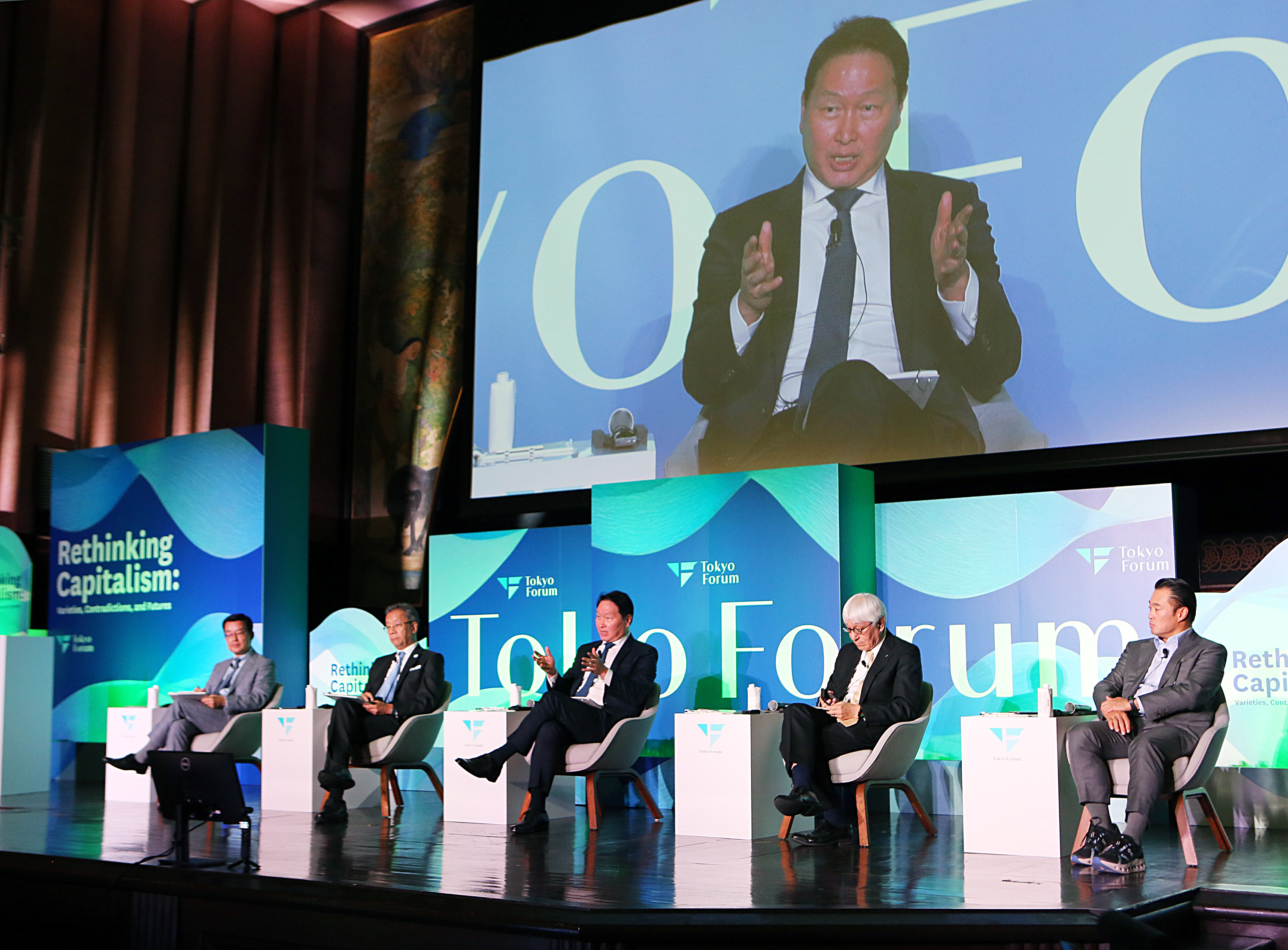 최태원 SK그룹 회장이 21일 일본 도쿄대 야스다 강당에서 열린 '도쿄포럼 2025'의 비즈니스 리더 세션에 참석해 토론하고 있다. (왼쪽부터) 박철희 일본 국제문화회관 특별고문(前 주일대사), 후지이 테루오 도쿄대 총장, 최태원 SK그룹 회장, 이와이 무츠오 일본경제동우회 회장대행 겸 일본담배산업 이사회 의장, 이한주 뉴베리글로벌 회장. 사진=SK수펙스추구협의회