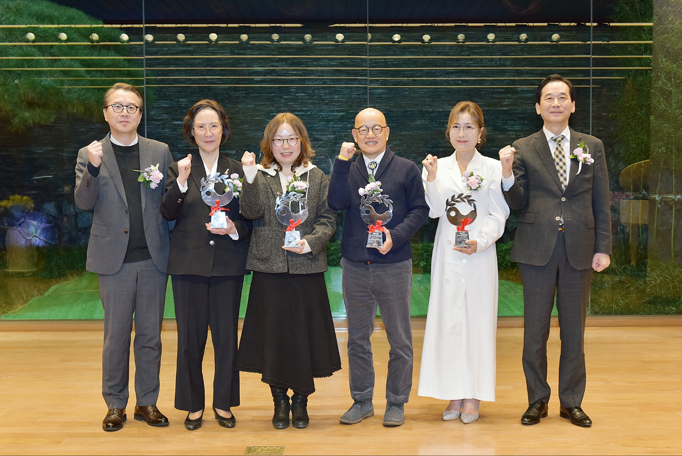 [사진1] 19일 서울 종로구 교보생명빌딩에서 열린 ‘제27회 교보교육대상 시상식’에서 최화정 교보교육재단 이사장(맨 오른쪽)을 비롯한 수상자와 관계자들이 기념촬영을 하고 있다. 왼쪽부터 김동일 서울대 평생교육원장(심사위원장), 캐서린 한 한국NVC센터 고문(참사람육성 부문), 어린이날다 사회적협동조합 정채민 이사장(미래혁신 부문), 송악마을교육네트워크 오늘 김태곤 대표(평생교육 부문), 김영래 신일중 교사(창의인재육성 부문), 최화정 이사장 [사진2] 19일 서울 종로구 교보생명빌딩에서 열린 ‘제27회 교보교육대상 시상식’에서 최화정 교보교육재단 이사장(맨 오른쪽)을 수상자와 관계자들이 기념촬영을 하고 있다. 왼쪽부터 캐서린 한 한국NVC센터 고문(참사람육성 부문), 김영래 신일중 교사(창의인재육성 부문), 송악마을교육네트워크 오늘 김태곤 대표(평생교육 부문), 어린이날다 사회적협동조합 정채민 이사장(미래혁신 부문), 김동일 서울대 평생교육원장(심사위원장), 최화정 이사장