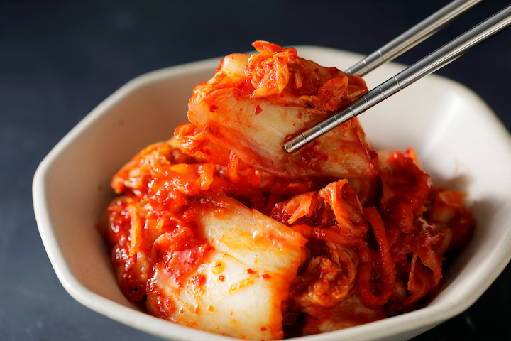 우리에게 익숙한 빨간 고추 김치는 약 400~500년 전 조선 중기부터 등장한 것으로 추정된다. '조선왕조실록'에는 붉은 고추를 활용한 절임 요리가 기록되어 있어, 이때부터 붉은 김치를 먹기 시작했을 것으로 보인다. 이미지 = 셔터스톡.