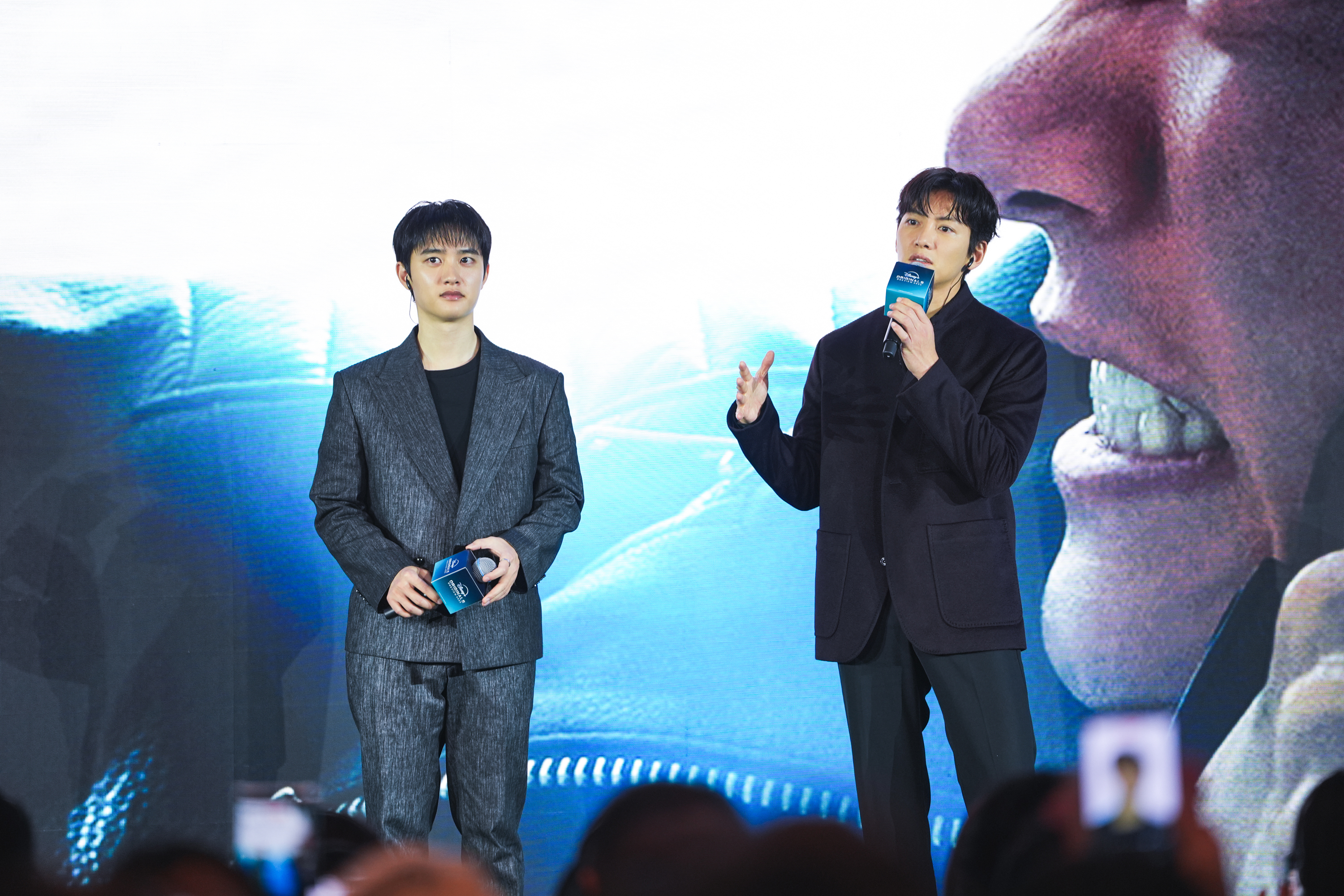 ‘조각도시’의 주연배우 지창욱, 도경수가 ‘디즈니+ 오리지널 프리뷰 2025’에 참석했다.디즈니+와 협업이 어땠냐는 질문에 도경수는 “디즈니+가 짱이라고 생각합니다”라고 답했다.촬영 과정에 대한 질문에 지창욱은 “처음부터 끝까지 힘들었다”고 밝혔고, 이에 도경수는 “창욱이 형이 고생한 건 진짭니다”라고 답했다.사진 제공=월트디즈니 컴퍼니.