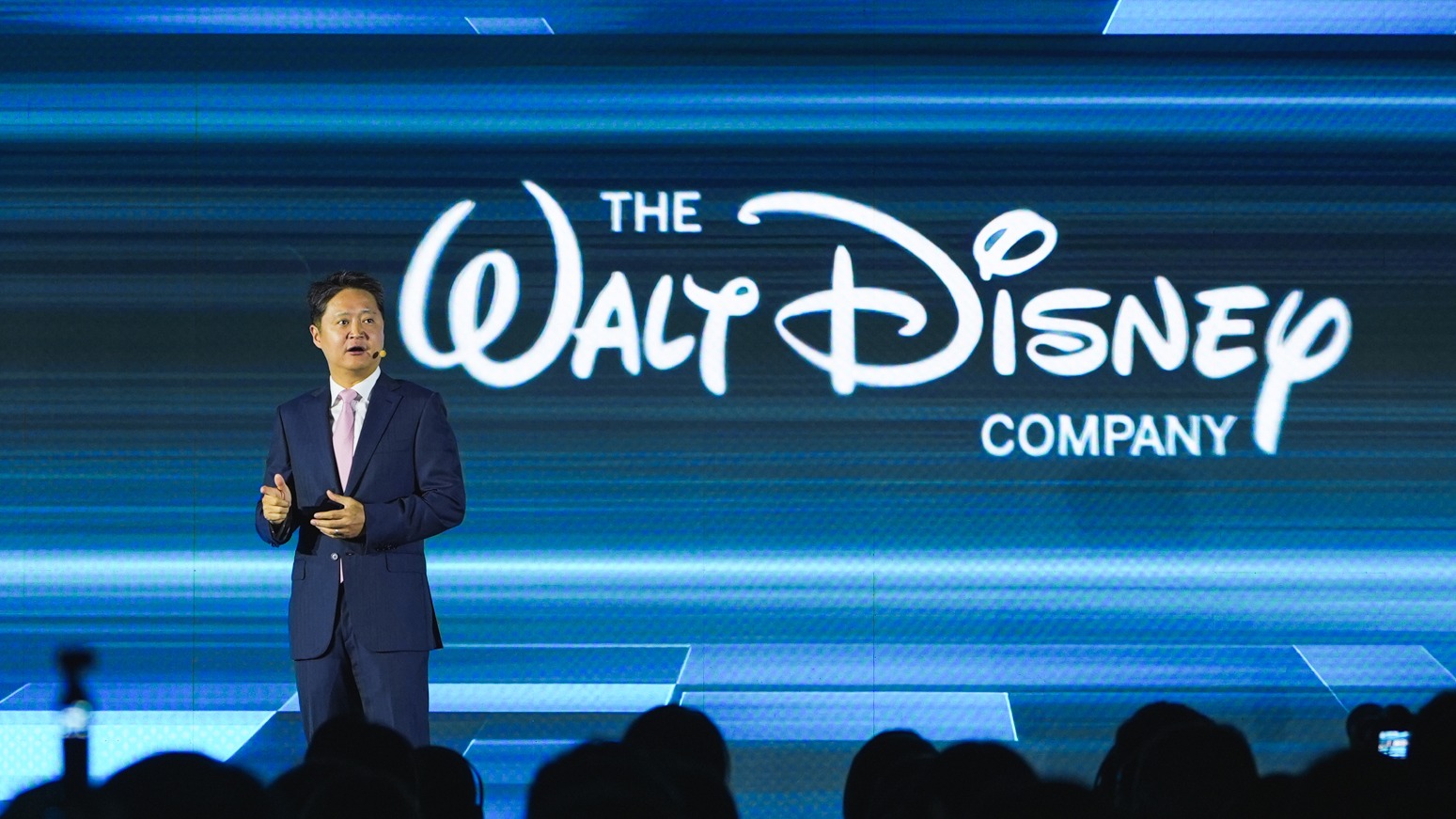 루크 강 월트디즈니 컴퍼니 아태지역 총괄 사장이 ‘디즈니+ 오리지널 프리뷰 2025’ 오프닝에서 “디즈니는 콜라보레이션의 힘을 믿는다”고 연설했다. 사진 제공 = 월트디즈니 컴퍼니.