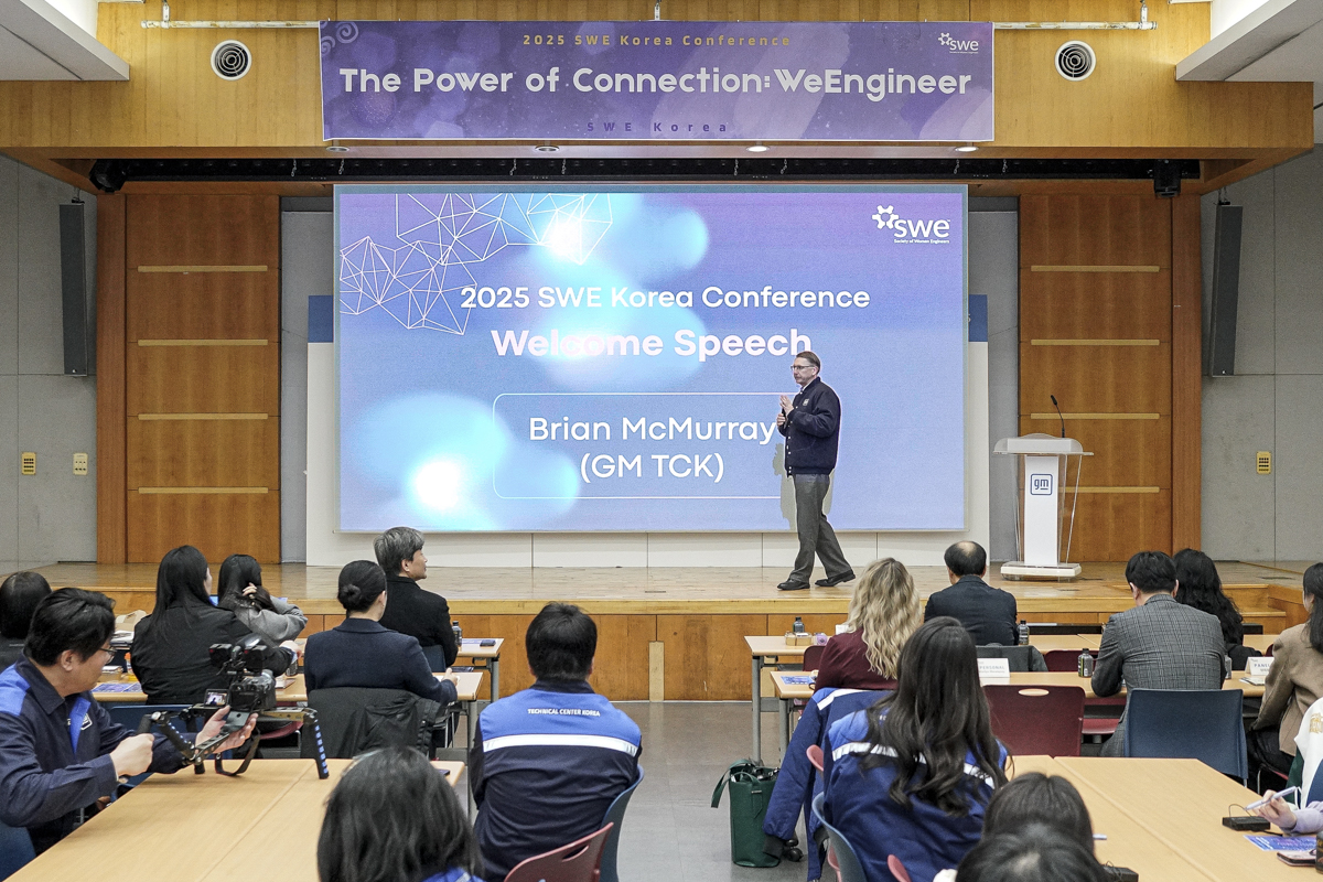 2025 SWE 코리아 컨퍼런스에서 환영사를 전하는 브라이언 맥머레이 지엠테크니컬센터코리아 사장. 사진=한국GM