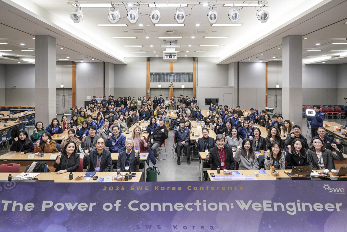 2025 SWE 코리아 컨퍼런스에서 단체사진을 촬영하고 있는 참석자들의 모습. 사진=한국GM