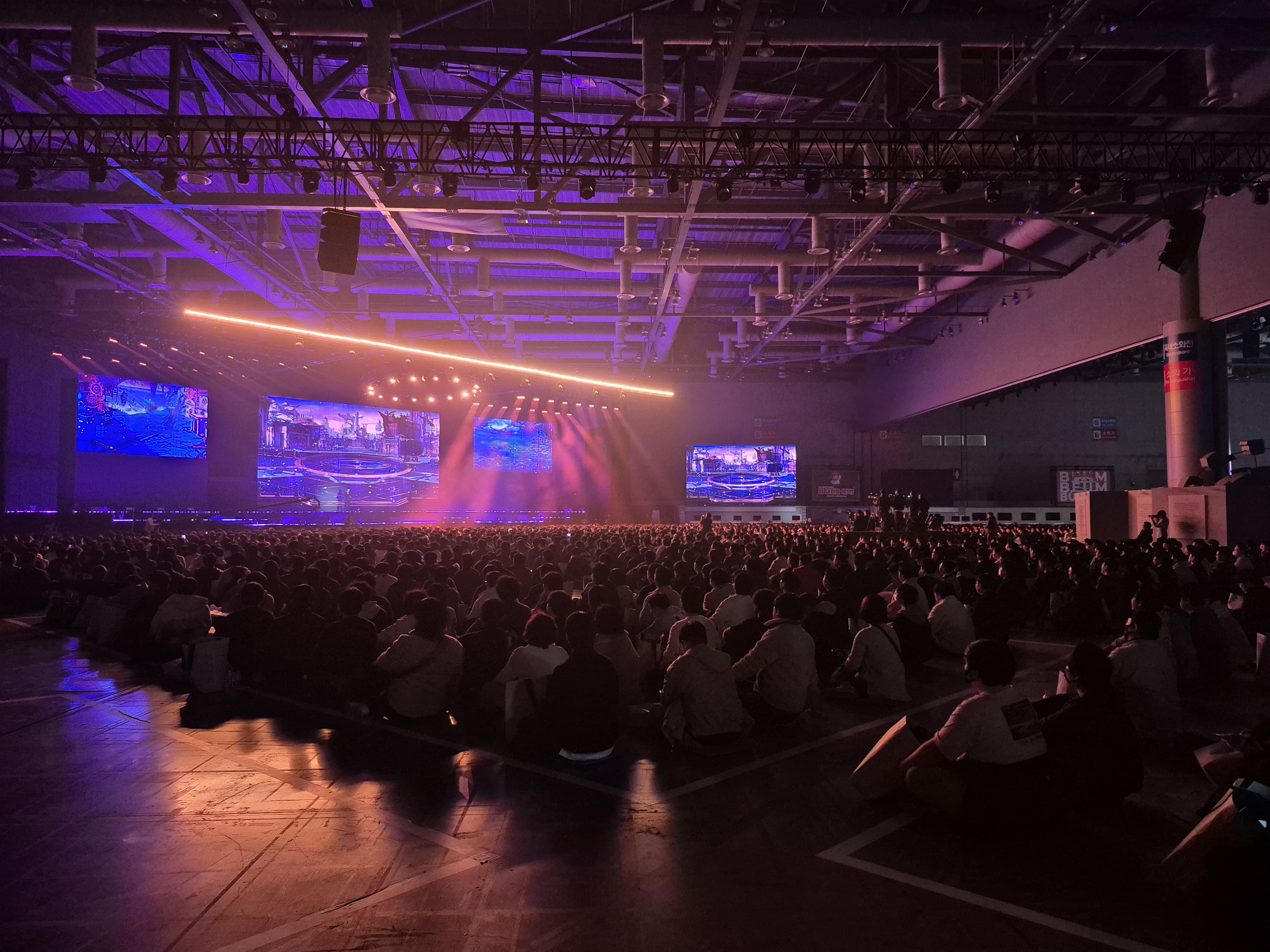 2025 던페 쇼케이스 현장을 직접 찾은 모험가들. 사진=박상준 이코노믹리뷰 기자