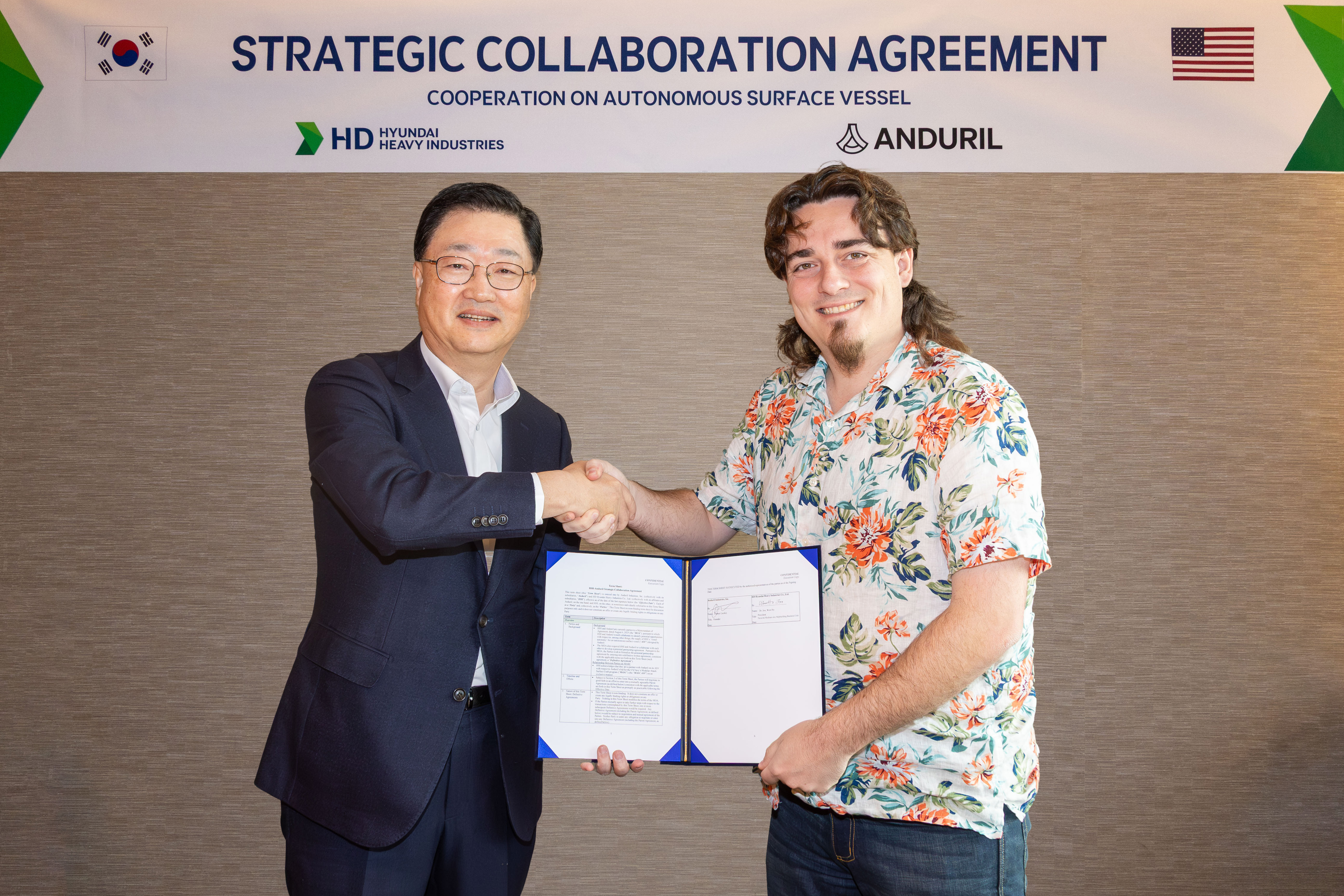 서울 중구 웨스틴 조선호텔에서 HD현대중공업 주원호 사장(사진 왼쪽)과 안두릴 팔머 럭키 공동 설립자가 ASV 설계 및 건조계약을 체결하고 있다. 사진=HD현대