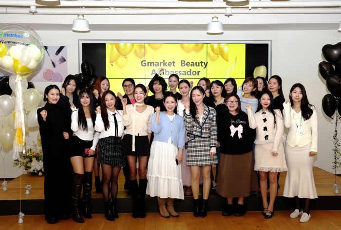 ‘G마켓 뷰티 앰버서더 1기’ 멤버들이 지난 21일 열린 발대식 진행 후 기념사진을 촬영하고 있다. 사진=G마켓