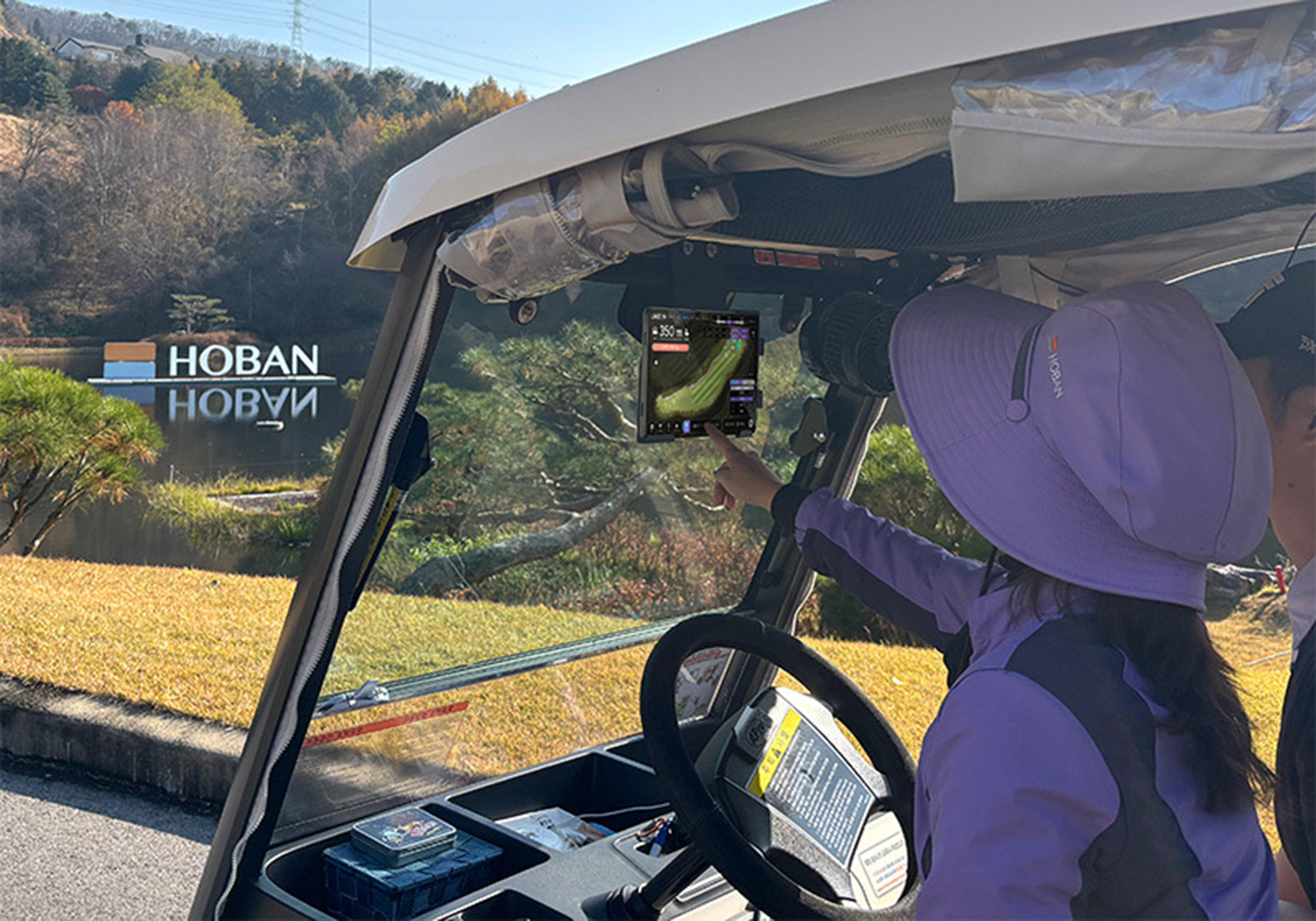 호반그룹이 서서울CC(경기 파주시 소재)에 AI 기반 골프장 운영통합 솔루션 ‘브이골프(Vgolf)’를 도입했다. 서서울CC 관계자들이 브이골프가 탑재된 단말기로 골프장 코스를 살펴보고 있다. 출처=호반건설