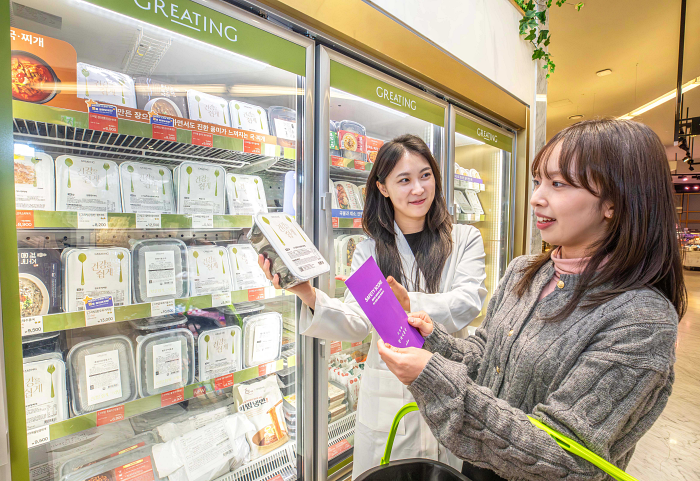 경기 성남시에 위치한 현대백화점 판교점 지하1층 현대식품관에서 현대그린푸드 영양사가 '세이프티 스코어'가 적용된 가공식품을 고객에게 안내해주고 있다. 사진=현대그린푸드