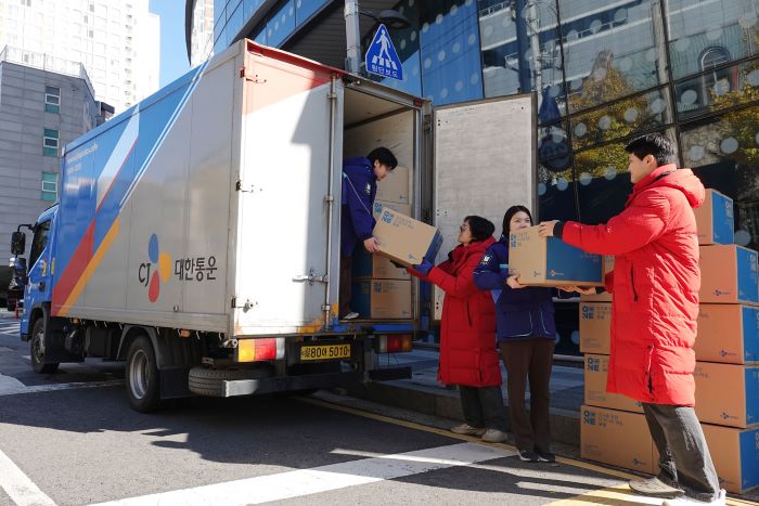서울 서대문구 충정로 구세군 대한본영에서 CJ대한통운과 구세군 직원들이 자선모금 물품이 담긴 택배상자들을 주고받고 있다. 사진=CJ대한통운