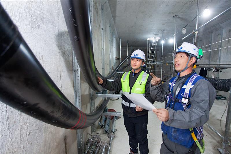 LS전선 직원이 세계 최대 송전 용량인 500kV급 HVDC 케이블이 투입되는 '동해안-신가평' 시공 현장을 점검하고 있다. 사진=LS전선