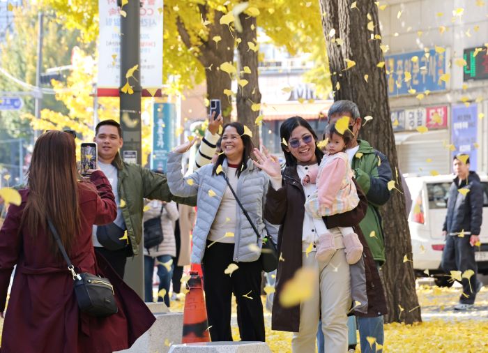 지난 16일 서울 종로3가 인근에서 외국인 관광객들이 낙엽과 함께 기념촬영을 하고 있다. 사진=연합뉴스