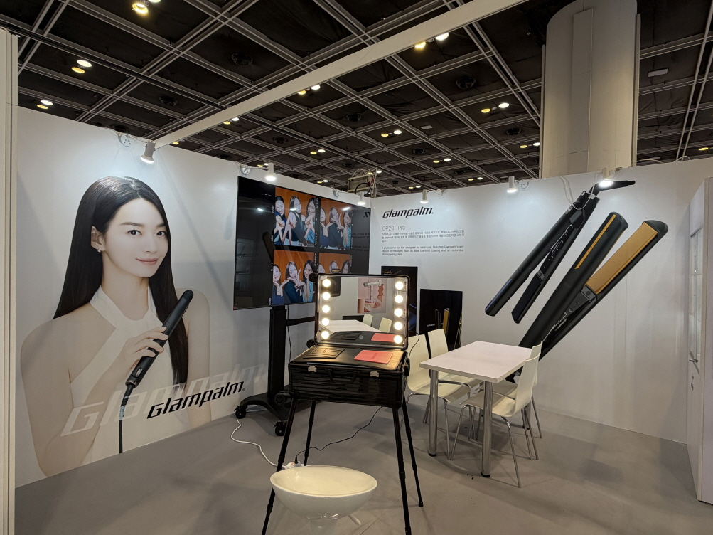 홍콩 컨벤션센터에서 열린 ‘코스모프로프 아시아 2025’에 참가한 글램팜 부스. 사진=글램팜