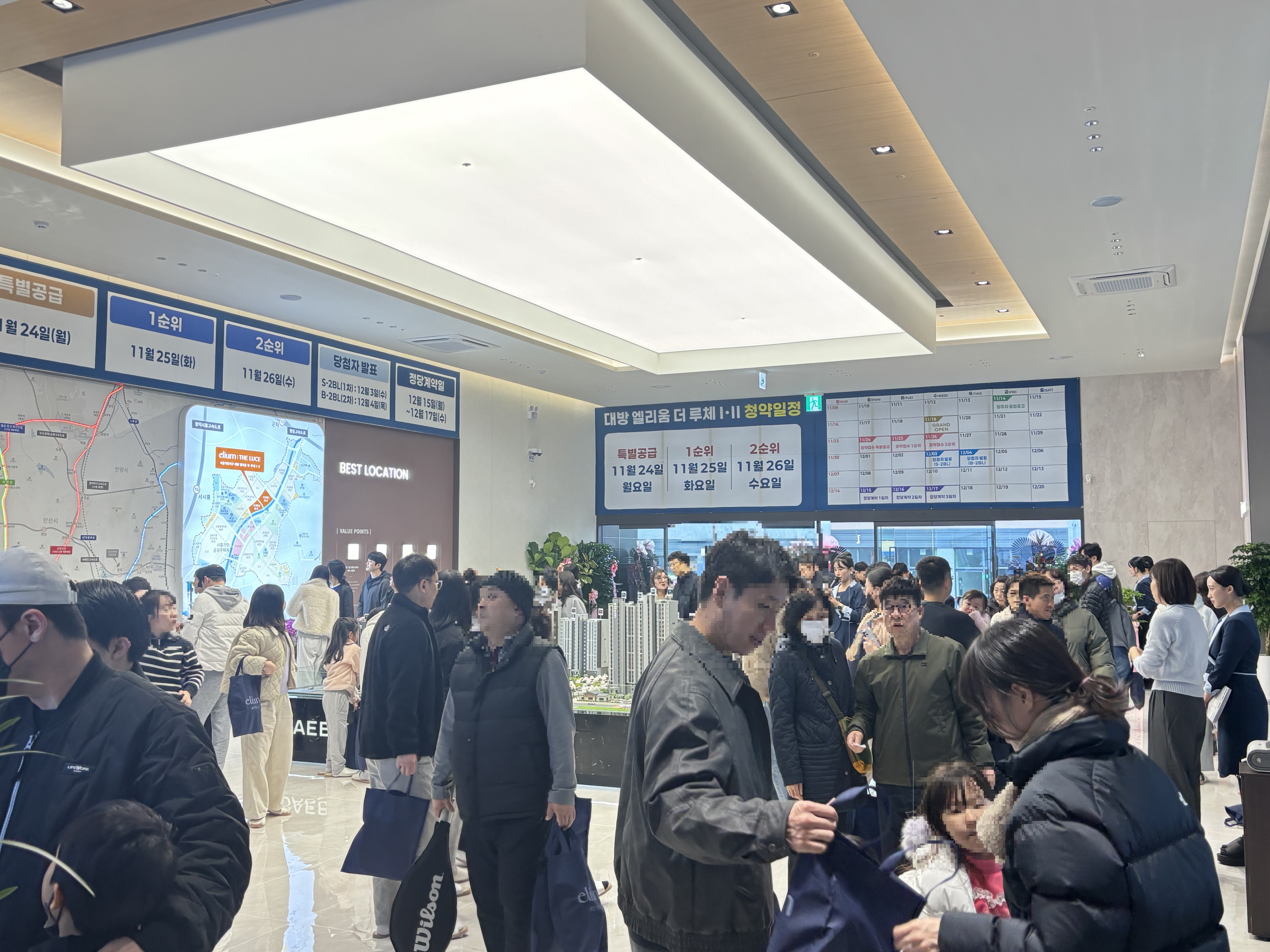 관람객들이 25일  '시흥거모지구 대방 엘리움 더 루체Ⅰ·Ⅱ' 1순위 청약을 앞두고 견본주택을 둘러보고 있다. 출처=대방산업개발