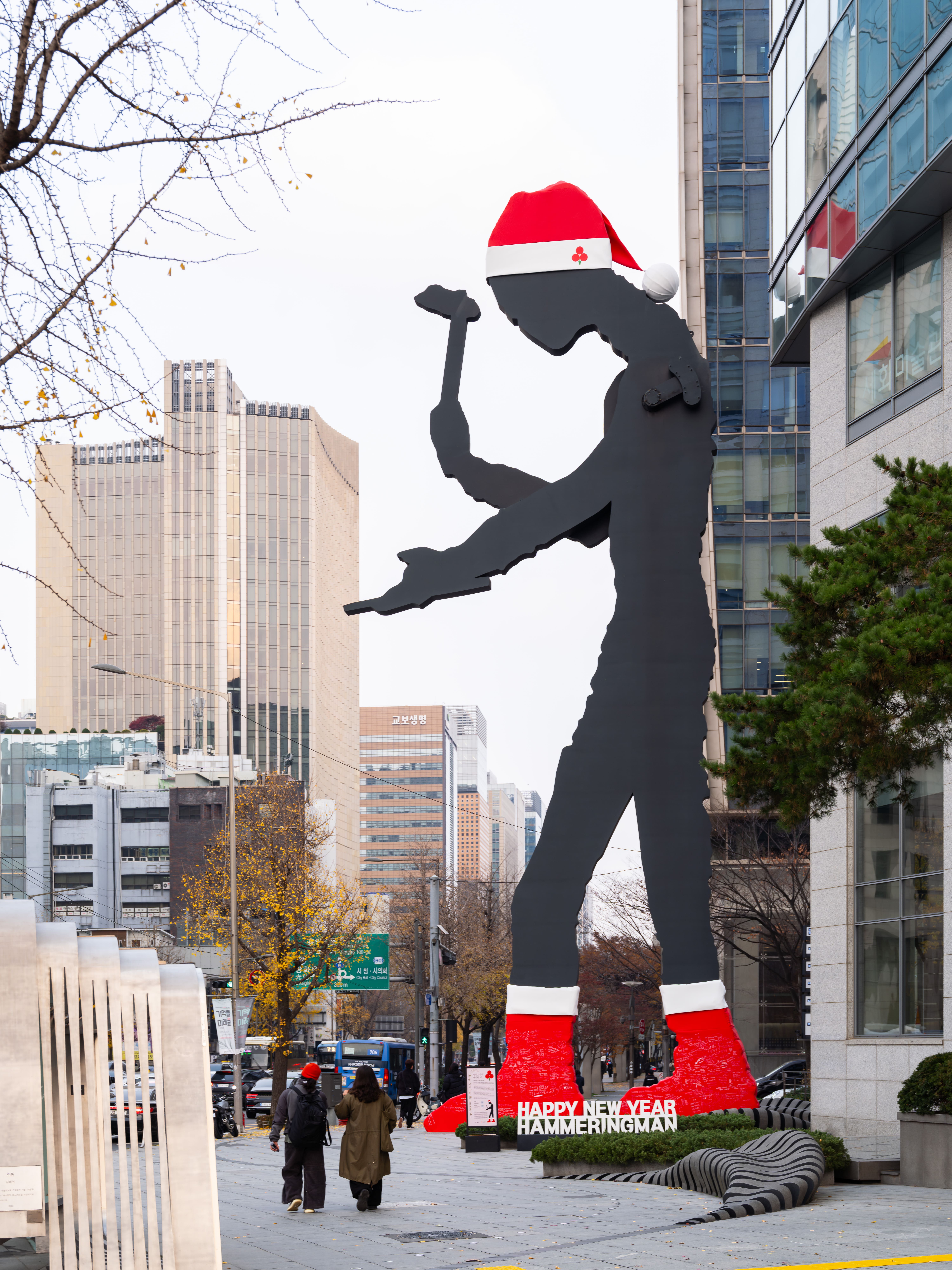 산타 복장으로 갈아입은 '2025 해피뉴이어 해머링맨'. 사진=세화미술관