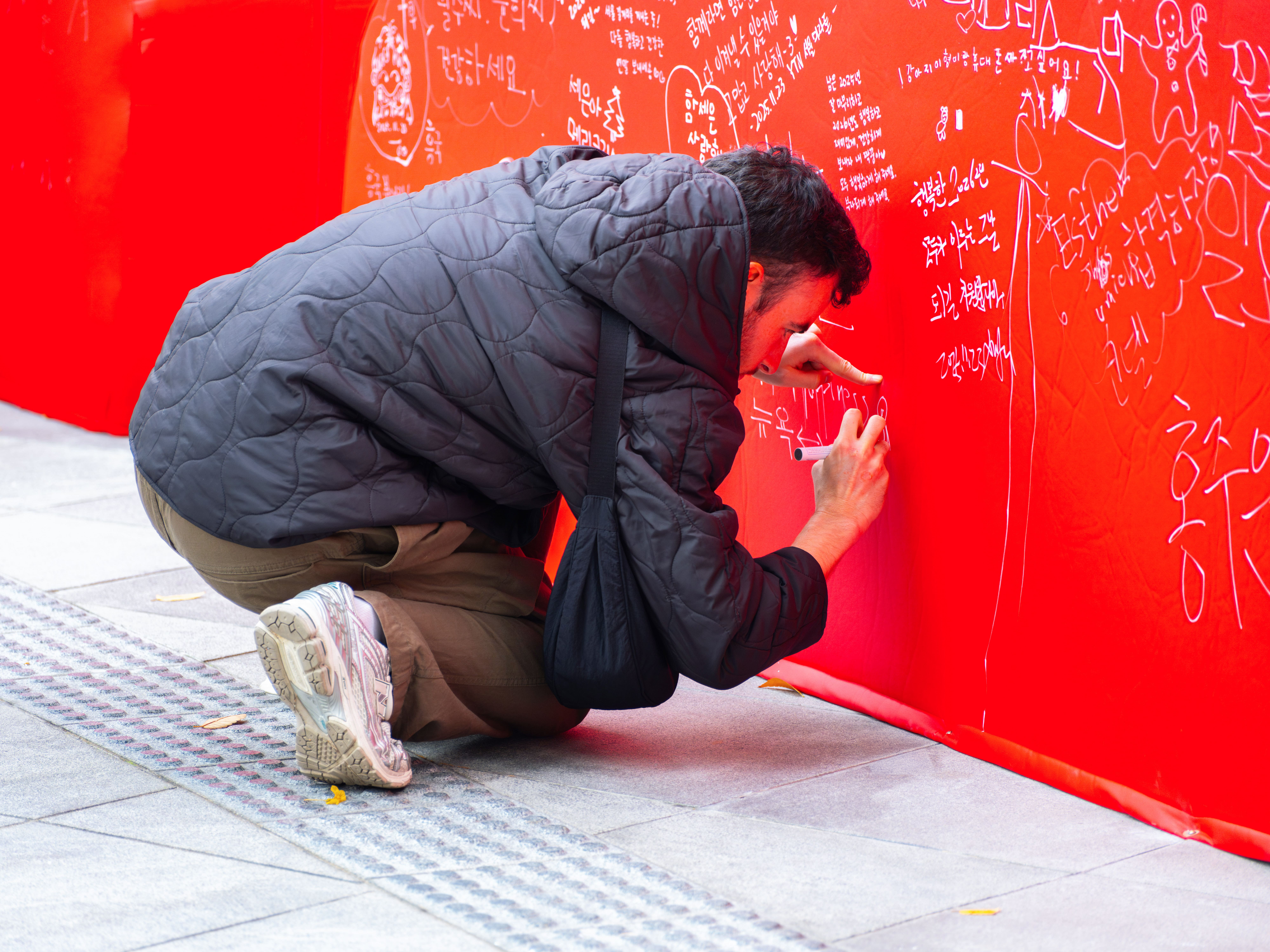 '2025 해피뉴이어 해머링맨' 이벤트에 참여해 새해 소원을 적는 관람객들의 모습. 사진=세화미술관