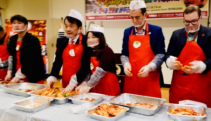 CJ제일제당이 제품 후원에 참여한 미국 ‘버지니아 김치의 날’ 행사에 한인회 관계자와 아이린 신 버지니아 하원의원을 비롯한 주 정치인들이 김치를 담근 후 기념촬영을 하고 있다. 사진=CJ제일제당