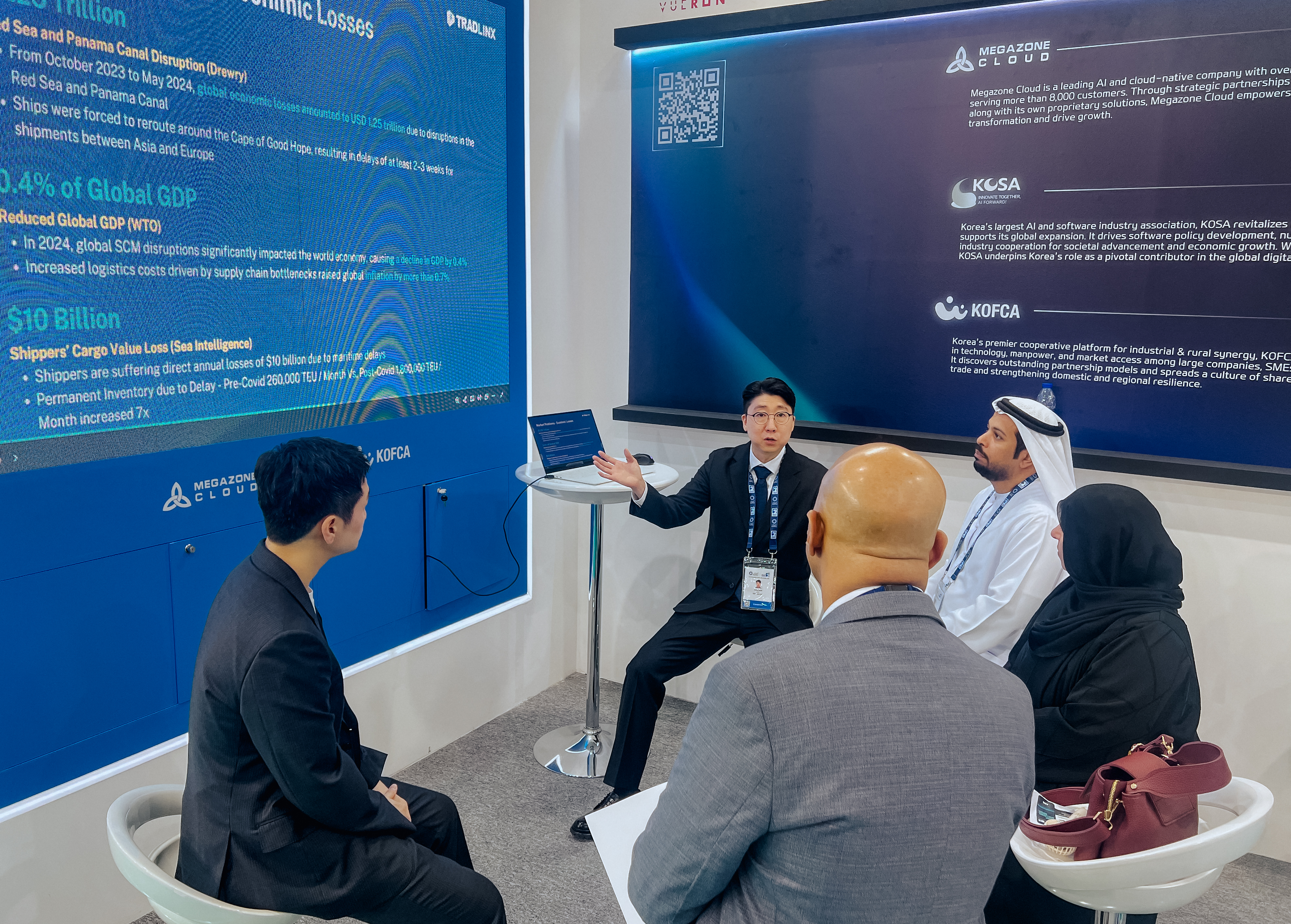 트레드링스가 아디펙(ADIPEC) 2025'에서 UAE 국영 석유회사인 애드녹(ADNOC)을 만나 서비스를 소개하고 있는 모습. 사진=트레드링스