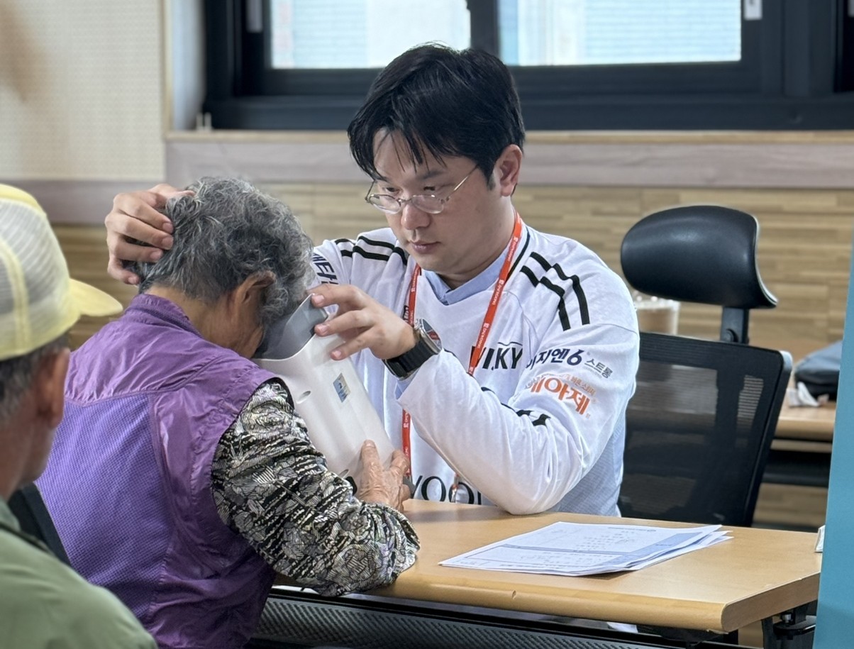 홍천군 주민이 위스키와 옵티나를 통해 안저검진을 받고 있다. 사진=대웅제약.