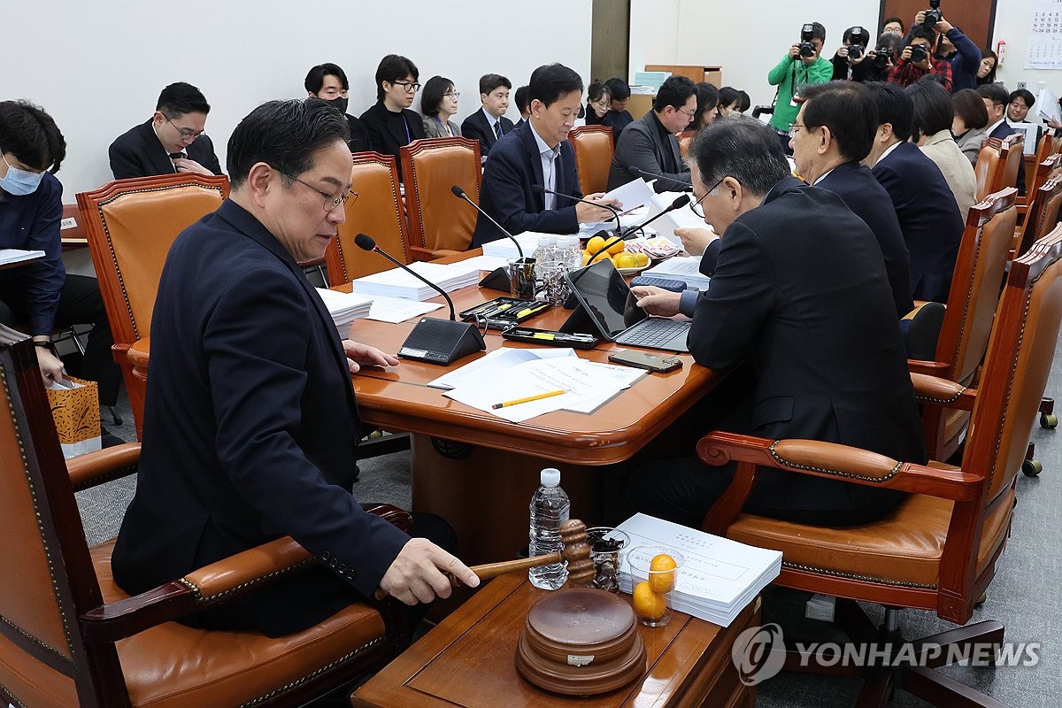 24일 서울 여의도 국회 기획재정위원회에서 열린 조세소위원회의에서 국민의힘 소속 박수영 소위원장이 조세특례제한법 개정안 등 안건을 상정하며 의사봉을 두드리고 있다. 사진=연합뉴스