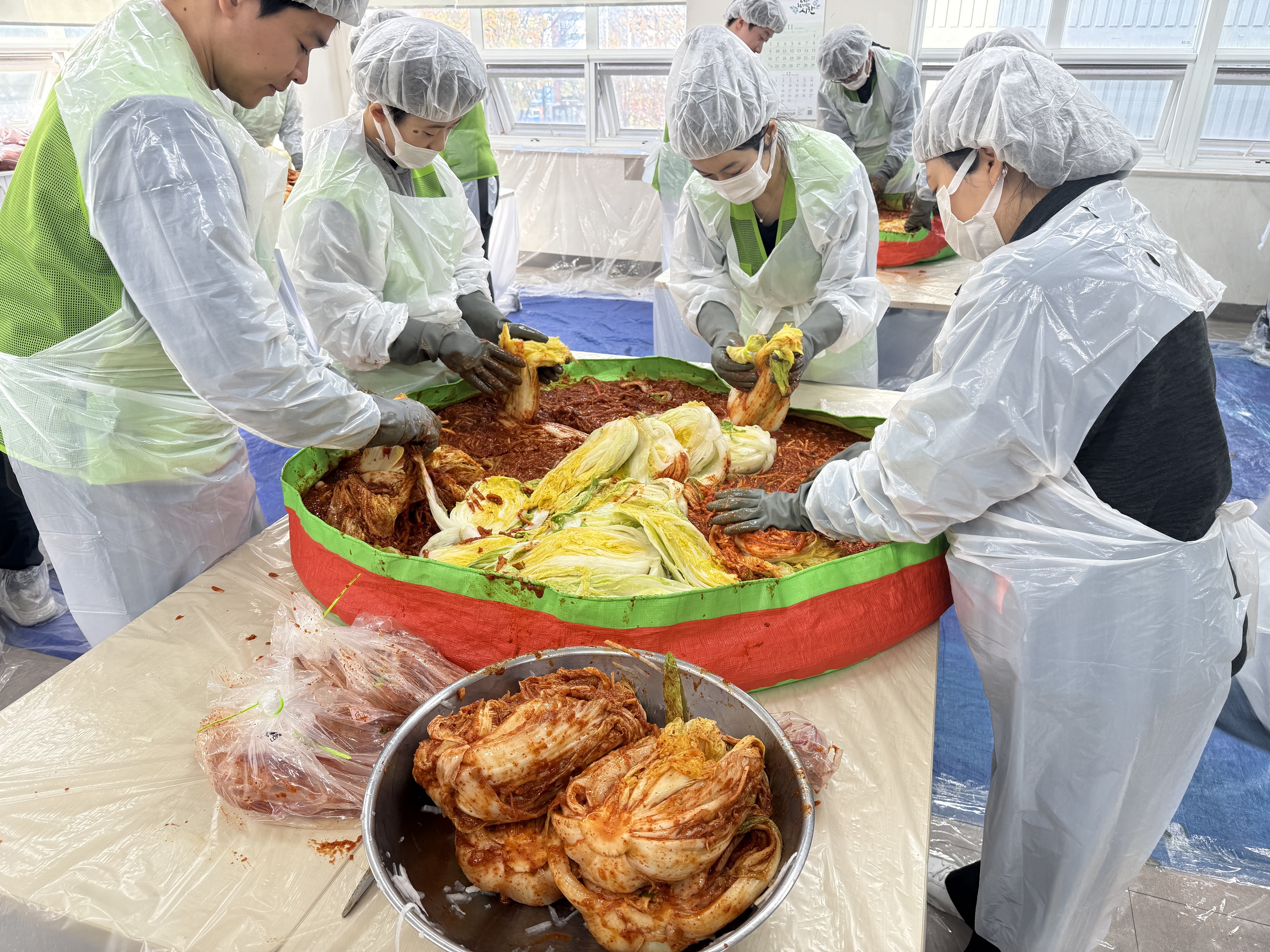 지난 22일 서울시 노원구 중계동 중계종합사회복지관에서 DB손해보험 임직원과 지역 자원봉사자 40여 명이 김장 봉사활동을 실시하고있다. 사진제공=DB손해보험