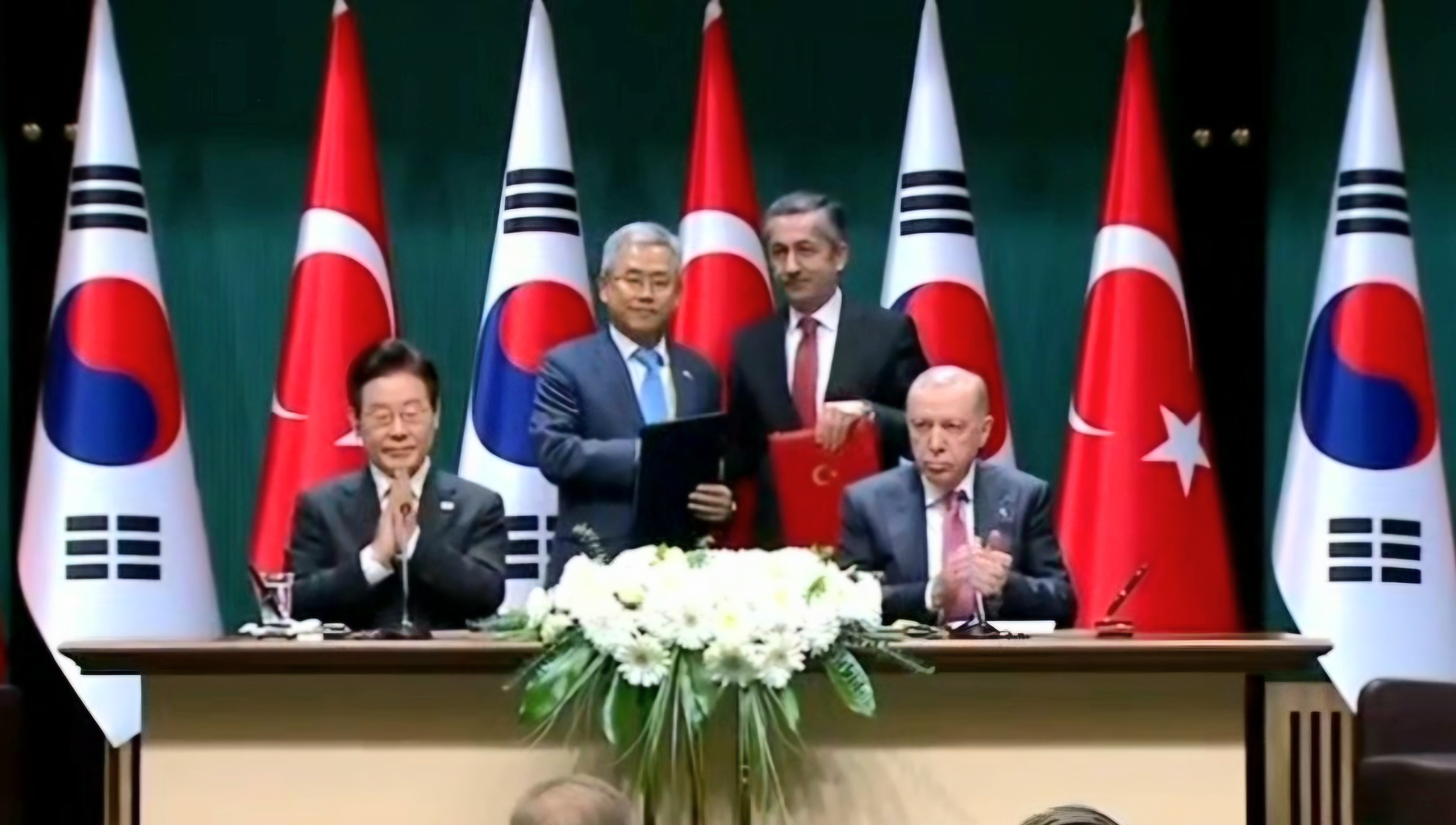 (왼쪽부터)이재명 대통령, 김동철 한국전력 사장, 네자티 야마치 튀르키예 원자력공사 사장, 에르도안 튀르키예 대통령 이 튀르키예 대통령궁에서 MOU를 체결했다. 사진=한국전력