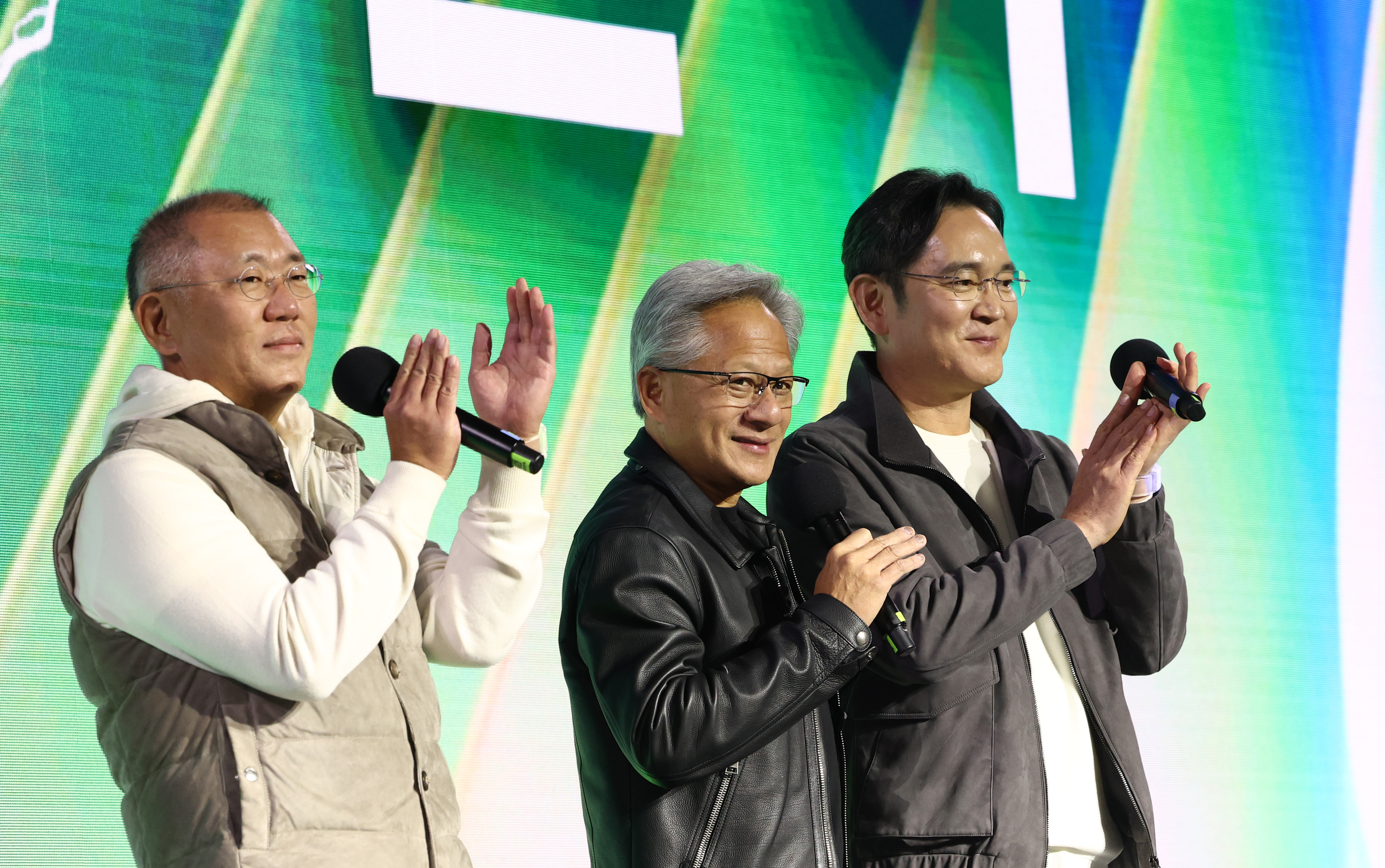 젠슨 황 엔비디아 최고경영자와 이재용 삼성전자 회장, 정의선 현대차그룹 회장이 30일 서울 코엑스에서 열린 엔비디아의 그래픽카드(GPU) '지포스' 출시 25주년 행사에 참석해 있다. 사진=연합뉴스
