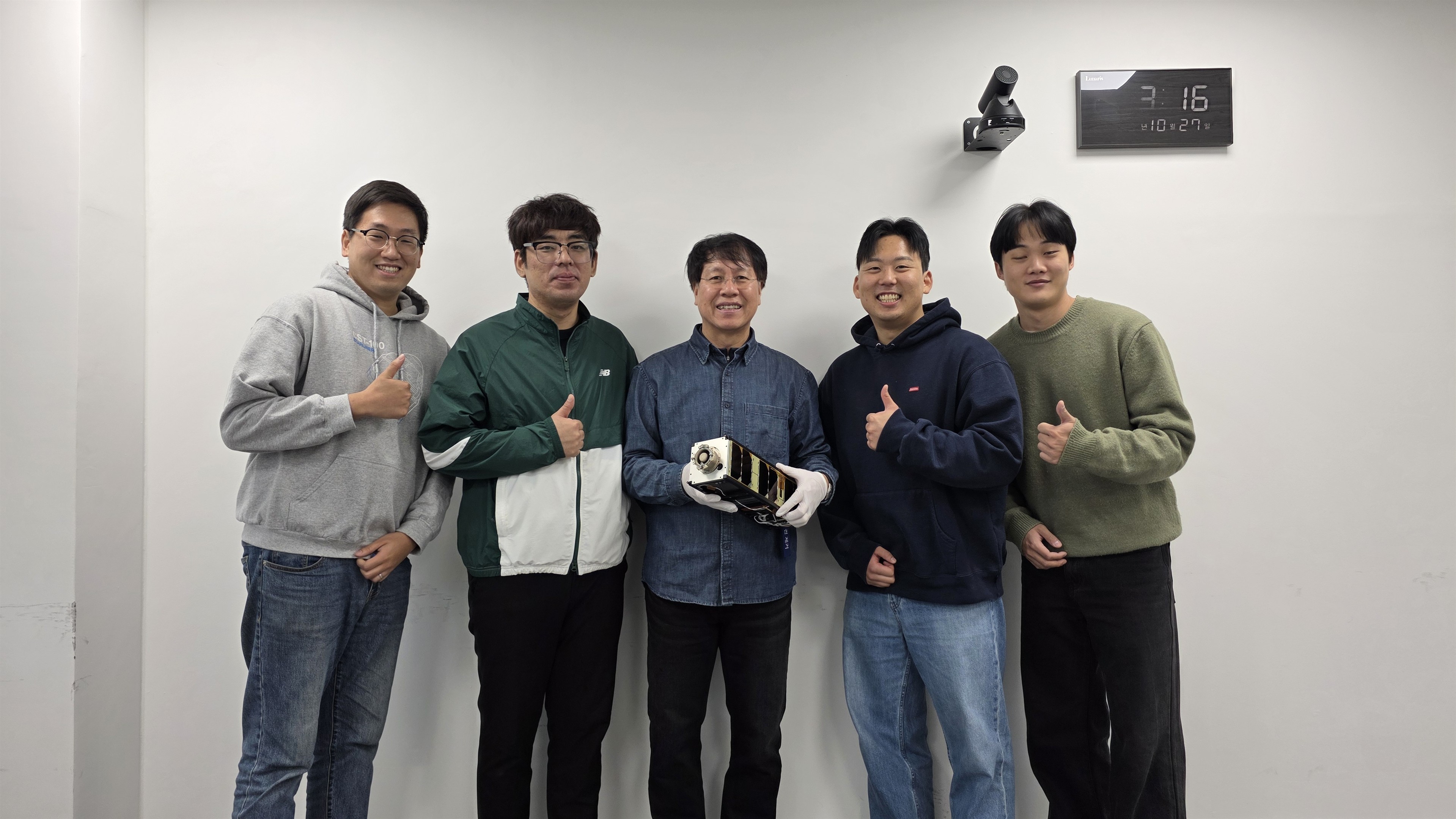 KAIST 박재홍 박사과정, 코스모비 김윤수 연구원, 최원호 교수, 박동하 박사과정, 허승범 석사과정(왼쪽부터). 출처=KAIST