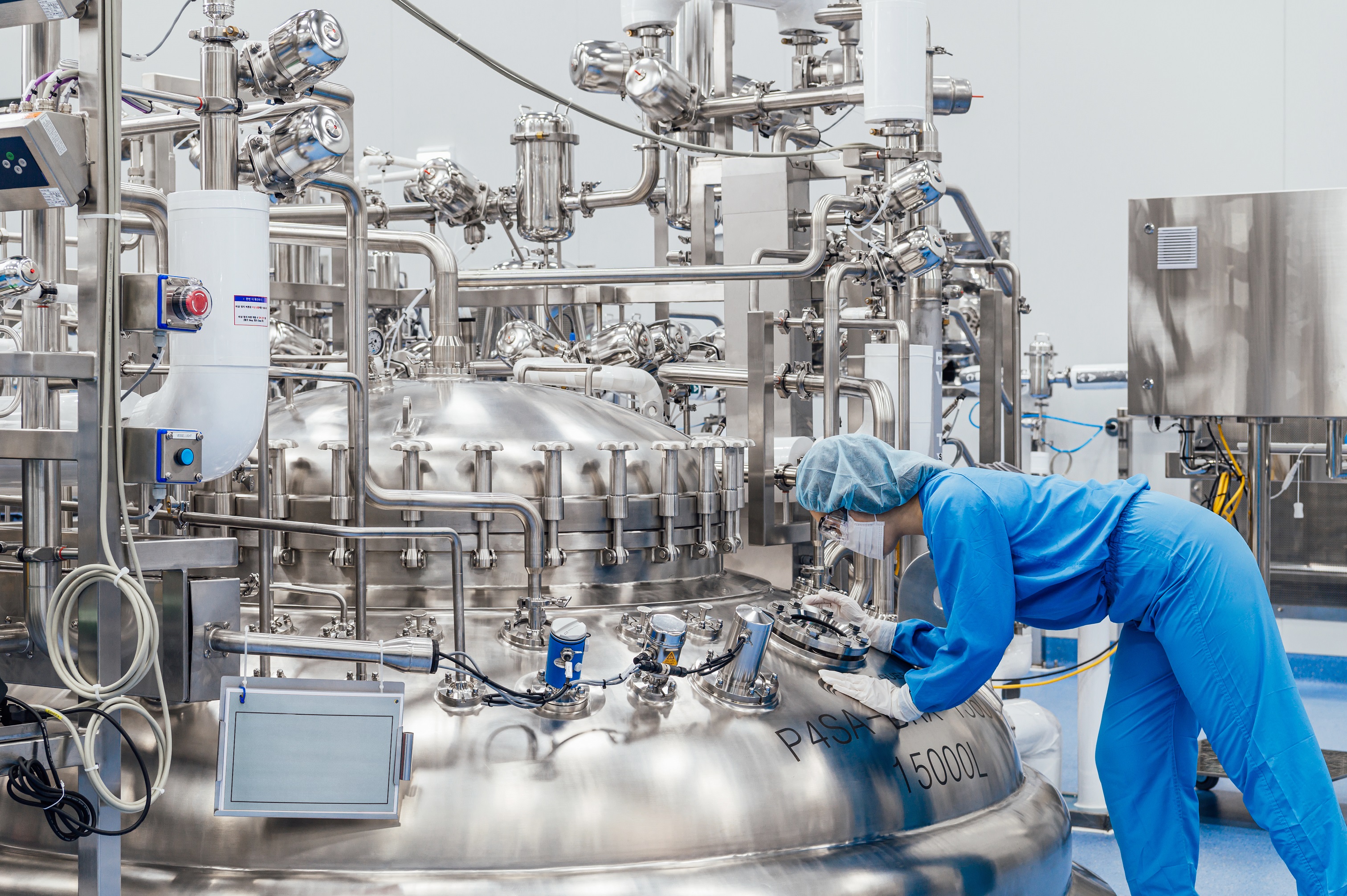 삼성바이오로직스 직원이 배양기를 점검하고 있다. 사진=삼성바이오로직스.