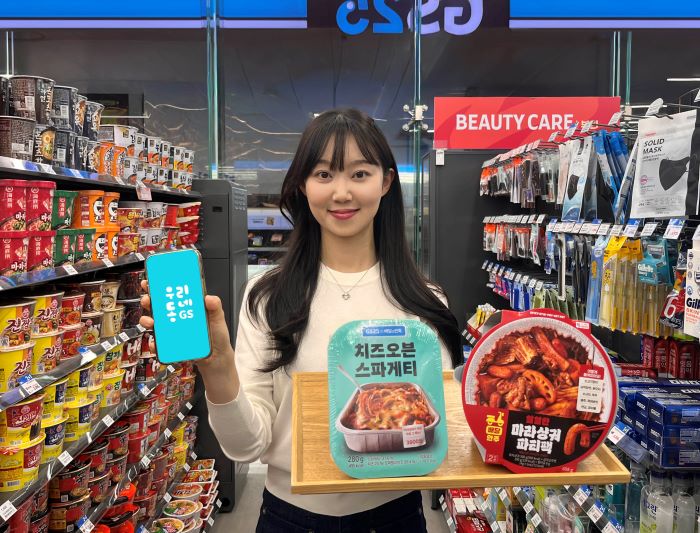 GS25에서 모델이 마라샹궈파티팩, 치즈오븐스파게티를 들고 포즈를 취하고 있다. 사진=GS리테일
