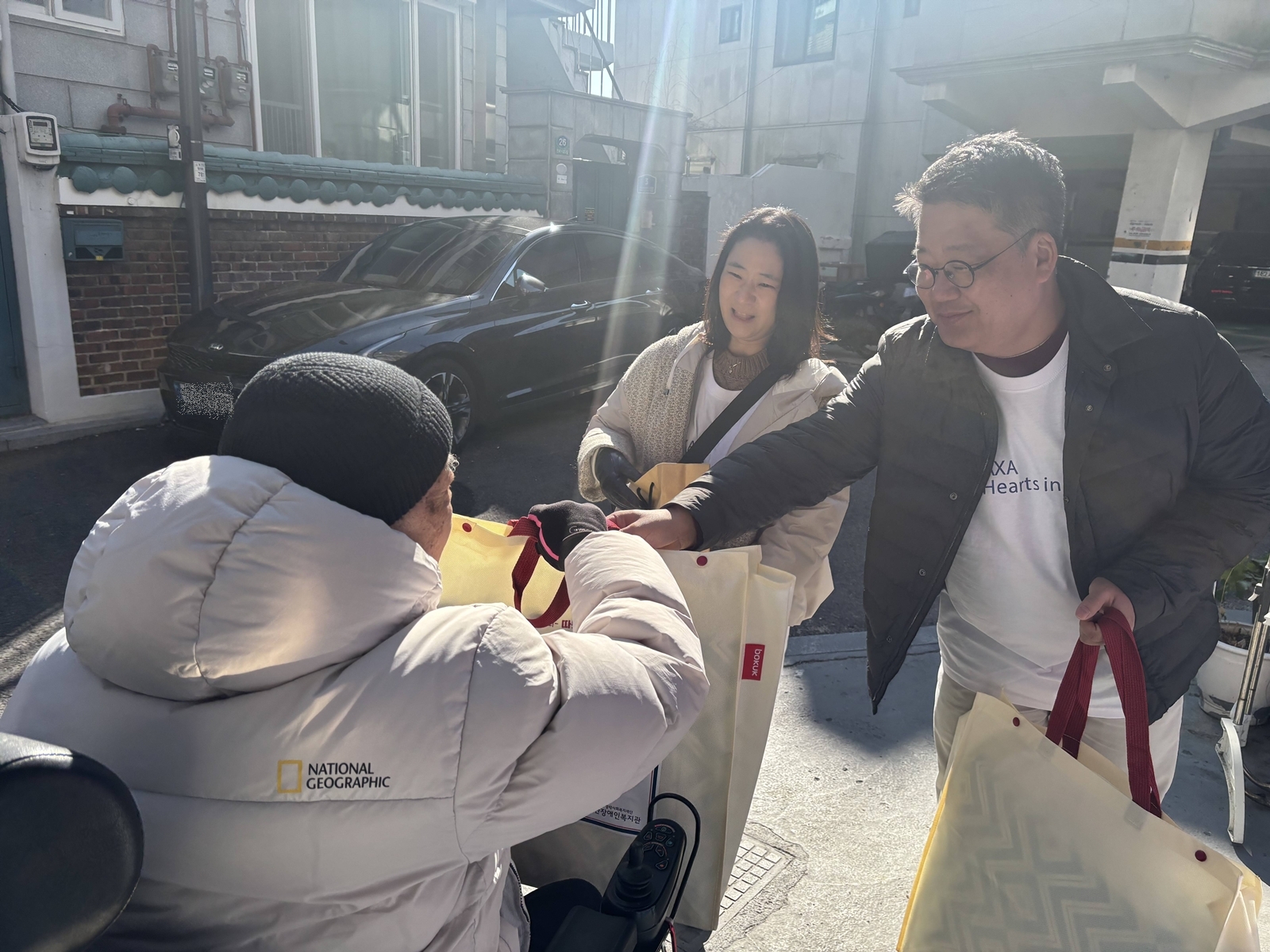  악사손해보험 임직원들이 ‘겨울철 방한용품 및 영양제 패키지’ 배달 봉사를 진행하고 있다. 사진제공=악사손해보험