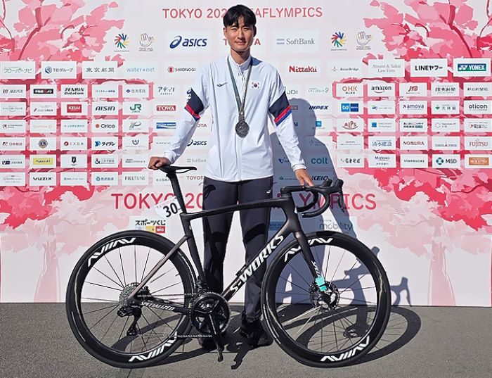 2025 도쿄 데플림픽 사이클 남자 30km 포인트레이스에서 은메달을 획득한 CJ대한통운 장애인스포츠단 소속 고병욱 선수가 기념촬영을 하고 있다. 사진=CJ대한통운