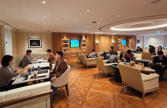 신세계남산에서 열린 ‘경기도 중소셀러 판매컨설팅’에서 G마켓 MD가 셀러와 일대일 상담을 진행하고 있다. 사진=G마켓