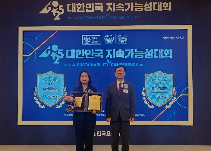 전양숙 유한킴벌리 지속가능경영센터장(왼쪽)과 문동민 한국표준협회장이 기념촬영을 진행하고 있다. 사진=유한킴벌리