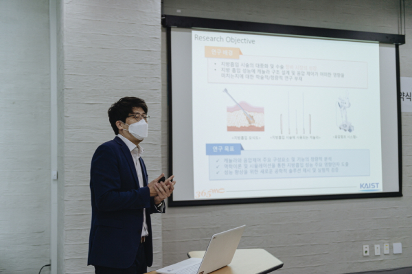 KAIST 김산하 교수가 365mc와 KAIST가 체결한 초고효율 지방흡입 캐뉼라 연구개발을 위한 산학협력에 대해  설명하고 있다. 출처=365mc