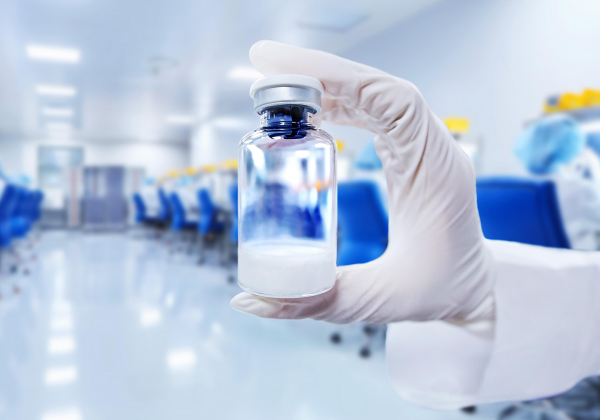 글로벌 바이오의약품 시장이 고성장하는 가운데 삼성바이오로직스의 경쟁력이 주목된다. 삼성바이오로직스 직원이 동결건조된 바이오의약품이 담긴 유리병(Vial)을 들고 있다. 출처=삼성바이오로직스