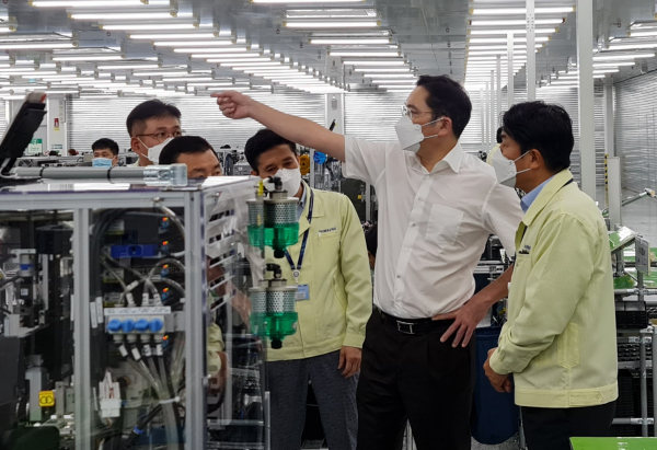 베트남 사업장들을 점검하고 있는 이재용 삼성전자 부회장. 출처= 삼성전자