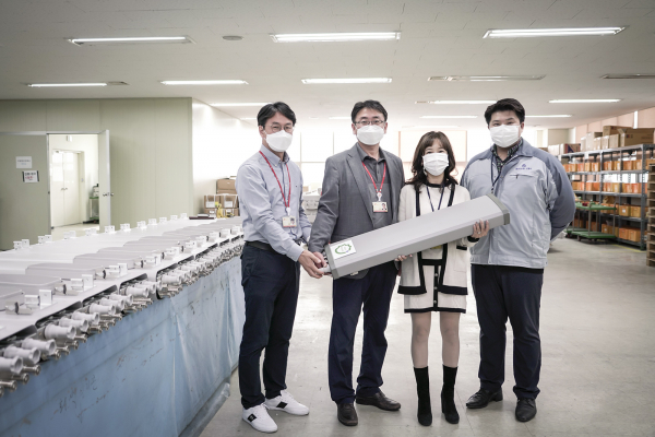 안산시 단원구 ‘하이게인안테나’ 본사에서 SKT 안동준 SCM기획팀장(왼쪽 두번째), 하이게인안테나 이동통신사업부 구귀정 상무(왼쪽 세번째) 등이 이번에 개발한 재활용 레이돔을 들어 보이고 있다. 출처=SKT