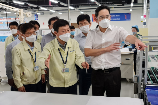 삼성전자 베트남 사업장을 점검하고 있는 이재용 삼성전자 부회장. 출처= 삼성전자