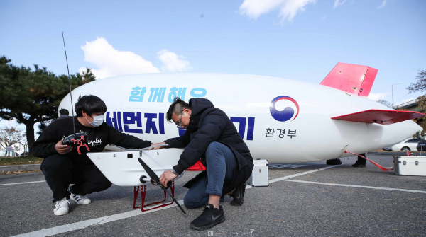 3일 서울 여의도 한강공원에서 겨울철 고농도 미세먼지 재난대응 모의훈련을 홍보하기 위해 무인 비행선을 띄울 준비를 하고 있다. 사진=임형택기자