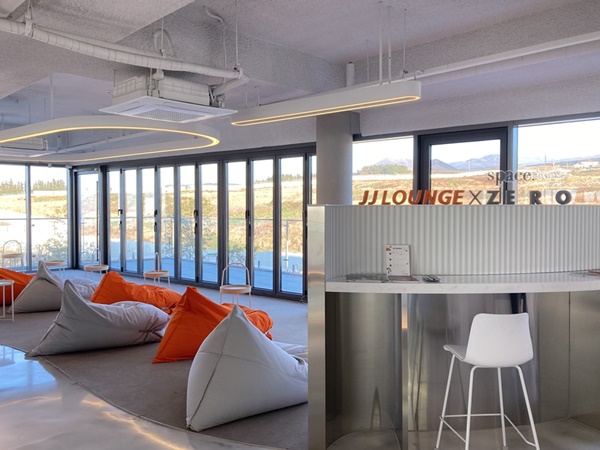 제주항공이 제주 9.81파크에 마련한 ‘JJ라운지X스페이스 제로’ 내부 모습. 출처=제주항공