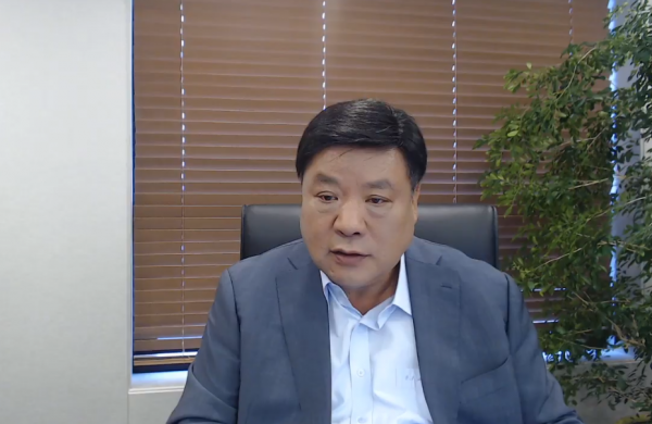 Celltrion Group Chairman Seo Jeong-jin expressed his expectations for the approval of a new drug for Corona 19 antibody later this year.  Source = YouTube