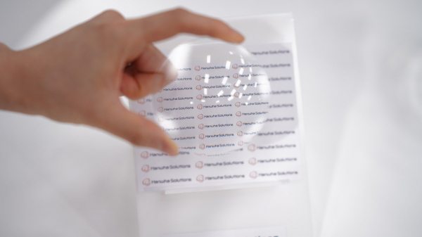 한화솔루션의 고순도 (XDI)로 만든 고굴절 렌즈. 출처=한화솔루션