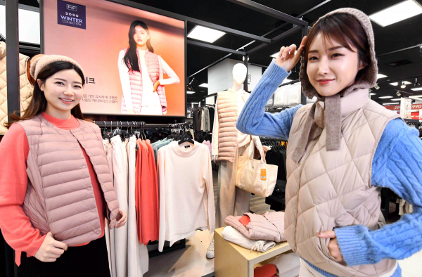 모델들이 15일 서울 등촌동 홈플러스 강서점에서 F2F 겨울 의류를 선보이고 있다. 홈플러스는 패션브랜드 F2F와 쇼핑몰(Mall) 입점 패션브랜드에서 겨울철 방한의류를 다양하게 선보이고 할인 판매한다. 출처=홈플러스.