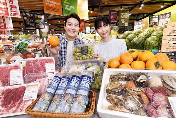 18일 홈플러스 강서점에서 모델들이 '블랙버스터' 행사 상품을 선보이고 있다. 출처=홈플러스