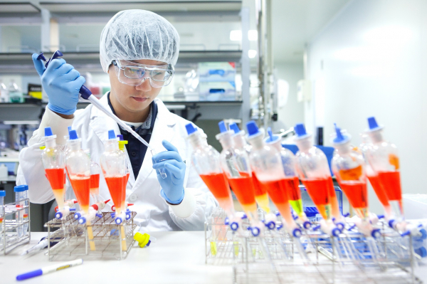 SK바이오사이언스 연구원이 백신 생산을 위한 연구를 진행하고 있다. 출처=SK바이오사이언스