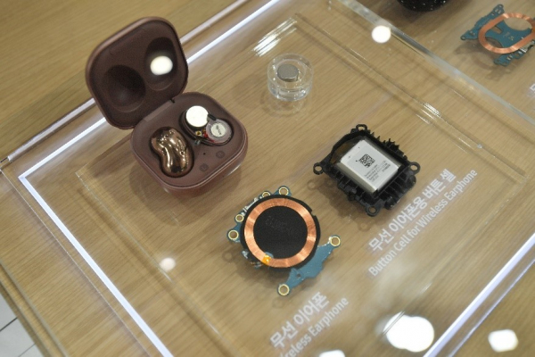 삼성SDI는 '인터배터리 2020'에서 무선 이어폰용 버튼 셀과 미니 셀을 전시했다. 출처=삼성SDI
