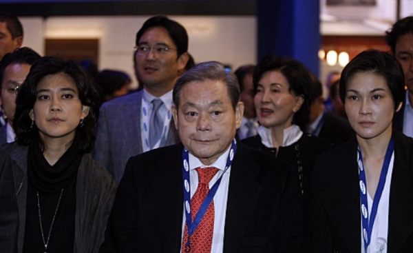 Samsung Chairman Lee Kun-hee (center) and the family of Samsung CEOs attending 'CES 2010' held in Las Vegas, USA (From left to right) Lee Bu-jin, Chairman of the Hotel Shilla, Lee Jae-yong, Vice President of Samsung Electronics, Hong Ra-hee, former Director of the Leeum Art Museum and Lee Seo-hyun, President of the Samsung Welfare Foundation.  Source = Samsung