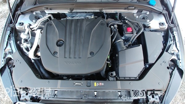 V60의 엔진룸 전경. V60는 2.0리터 가솔린 하이브리드 B5 엔진과 함께 48볼트 전기모터, 8단 기어트로닉 자동변속기 등 파워트레인을 갖추고 있다. 사진= 이코노믹리뷰 최동훈 기자