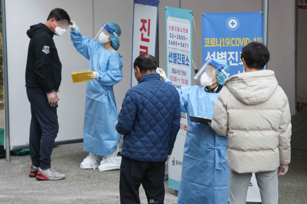 신종 코로나바이러스감염증(코로나19) 신규 확진자 수가 사흘째 200명대를 기록한 16일 오후 서울 강서구보건소에 마련된 선별진료소에서 시민들이 코로나19 검사를 받기 위해 줄을 서서 대기하고 있다. 사진=임형택기자