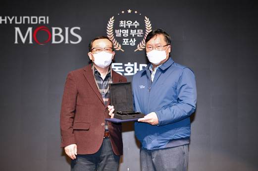 조성환 현대모비스 사장(왼쪽)과 현대모비스 직원이 최근 용인 기술연구소 내 디지털스튜디오에서 열린 우수 직무발명 시상식에 참석해 기념 촬영하고 있다. 출처= 현대모비스
